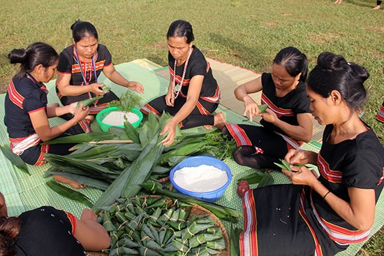 Những cặp bánh sừng trâu, bánh ốc được gói bằng gạo rẫy để đón khách trong ngày hội.  Ảnh: ALĂNG NGƯỚC