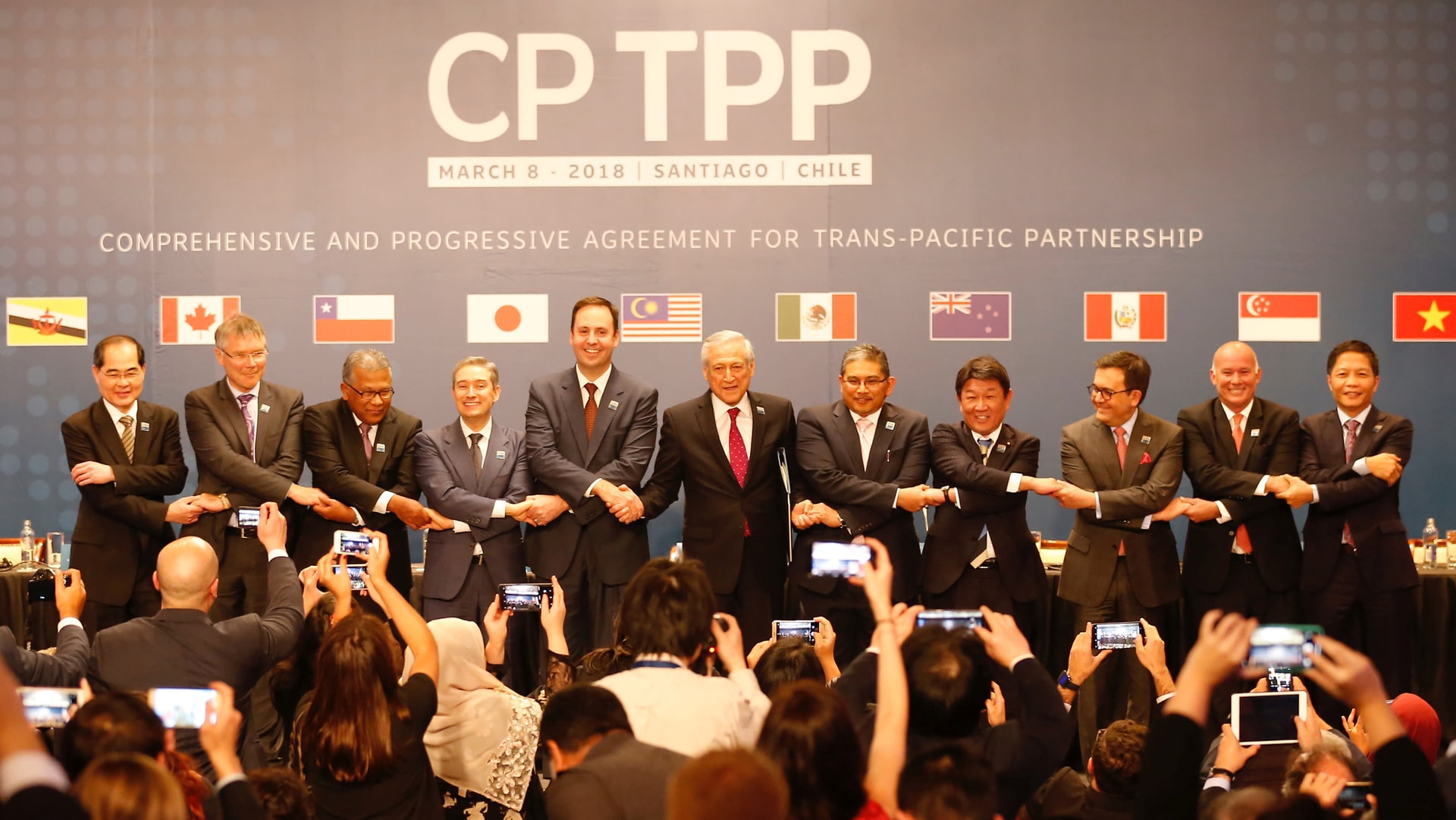 11 nước thành viên CPTPP chụp ảnh chung sau khi ký hiệp định CPTPP tại Chile. Ảnh: Reuters