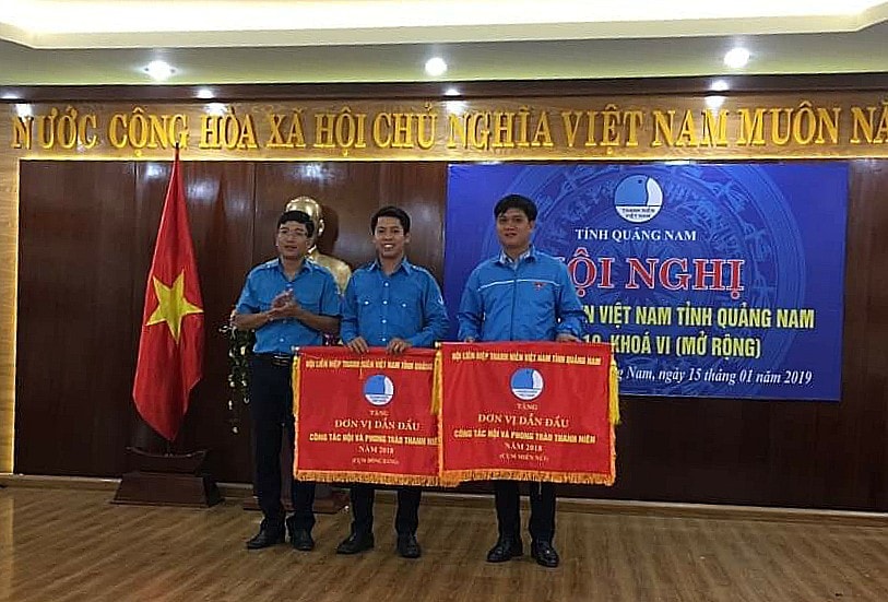 Trao cờ thi đua dẫn đầu cho Hội LHTN Việt Nam thị xã Điện Bàn và huyện Nam Giang. Ảnh: M.L