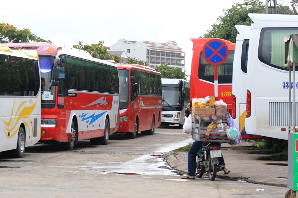 Dù khu vực này đã được cắm biển cấm đậu đỗ song xe du lịch vẫn đậu kín đường. Ảnh: P.G