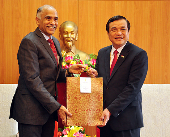 Ngài Parvathaneni Harish tặng quà chúc mừng Bí thư Tỉnh ủy Phan Việt Cường trên cương vị công tác mới.  Ảnh: N.Đ