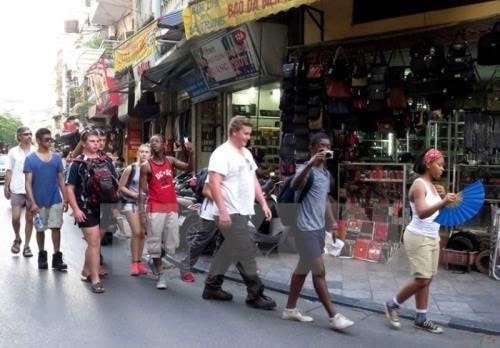 Foreign visitors to Hoi An ancient town. Photo: VNA