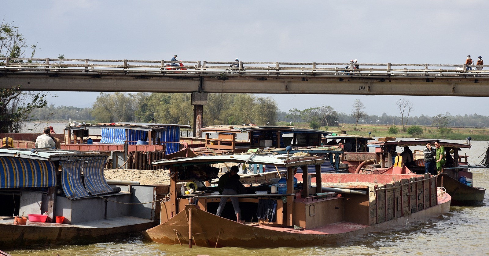 Một vụ khai thác cát trái phép trên sông Thu Bồn bị cơ quan chức năng phát hiện, bắt giữ năm 2018.