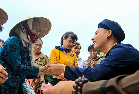 Những “ông đồ” của CLB Thư pháp Nhà văn hóa Thanh niên (TP.Hồ Chí Minh) tặng chữ cho người dân. Ảnh: T.C