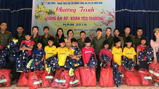 Hội Phụ nữ - Đoàn thanh niên Công an thị xã Điện Bàn tổ chức chương trình “Đông ấm áp - Xuân yêu thương” tại Trường Dân tộc nội trú Tiểu học liên xã Đắc Pring - Đắc Pre. Ảnh: THÙY DƯƠNG