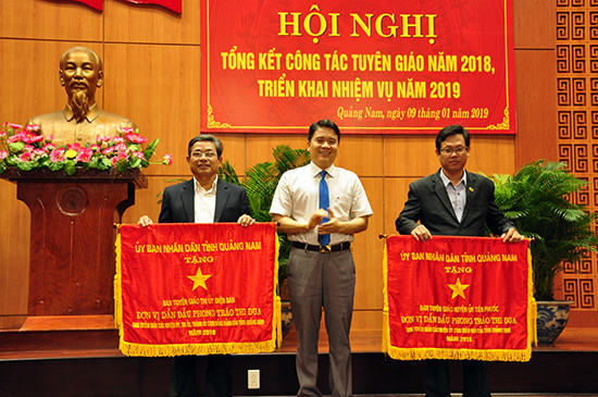 Phó Chủ tịch UBND tỉnh Trần Văn Tân tặng Cờ thi đua của UBND tỉnh cho các tập thể có thành tích xuất sắc trong công tác tuyên giáo, đóng góp vào sự phát triển của tỉnh. Ảnh: N.Đ