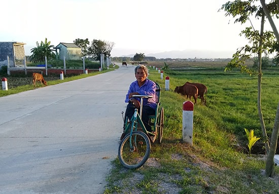 Ông Dũng đã vươn lên cải thiện kinh tế gia đình bằng chính nghị lực của mình. Ảnh: L.V.T