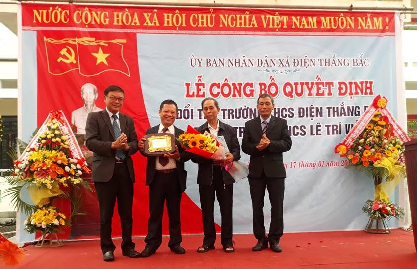 Đại diện gia đình G.S-NGND Lê Trí Viễn đã trao tặng nhà trường quỹ học bổng Lê Trí Viễn. Ảnh: B.T 