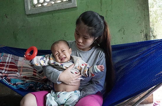 Cháu Hoàng Lê Bảo Long (8 tháng tuổi) mắc bệnh gan lách lớn, mô bào ác tính. Ảnh: NHƯ TRANG