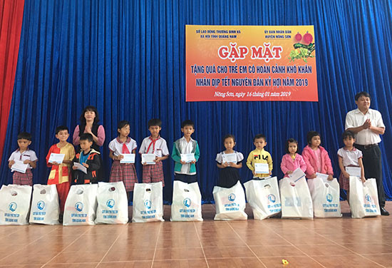 Trao quà cho trẻ em ở xã Quế Lộc, Nông Sơn. Ảnh: LÊ THÔNG