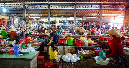 Buôn bán nhộn nhịp ở chợ Trung Phước ngày nay.Ảnh: PHƯƠNG THẢO