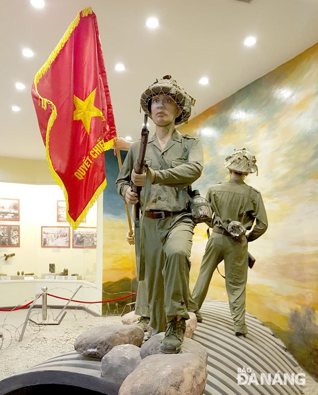 Lá cờ Quyết chiến quyết thắng tung bay trên nóc hầm De Castries trong ngày 7-5-1954.