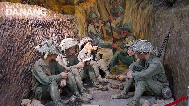 Các chiến sĩ sinh hoạt và chiến đấu trong hệ thống hầm hào ở chiến trường Điện Biên Phủ.