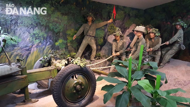 Hình ảnh bộ đội hò kéo pháo được tái hiện vô cùng sinh động. Đây là khẩu pháo cao xạ 37mm của Đại đội 815, Tiểu đoàn 383, Trung đoàn 367, Đại đoàn công pháo 351, đã bắn rơi chiếc máy bay trinh sát Monra đầu tiên của Pháp trên bầu trời Điện Biên Phủ ngày 14-3-1954.