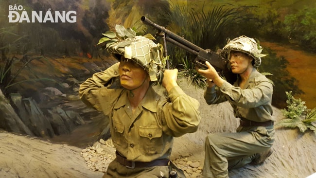 Hình ảnh “Bế Văn Đàn lấy thân mình làm giá súng”.