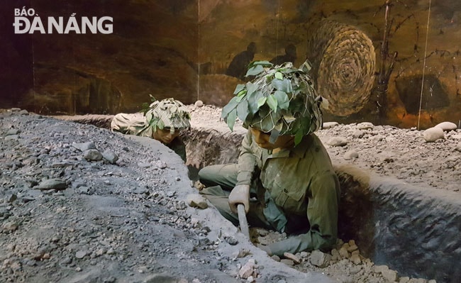 Hình ảnh bộ đội đào hầm được tái hiện.