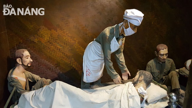 Lực lượng quân y của Quân đội nhân dân Việt Nam cứu chữa, chăm sóc cho thương, bệnh binh của thực dân Pháp ở chiến trường Điện Biên Phủ.