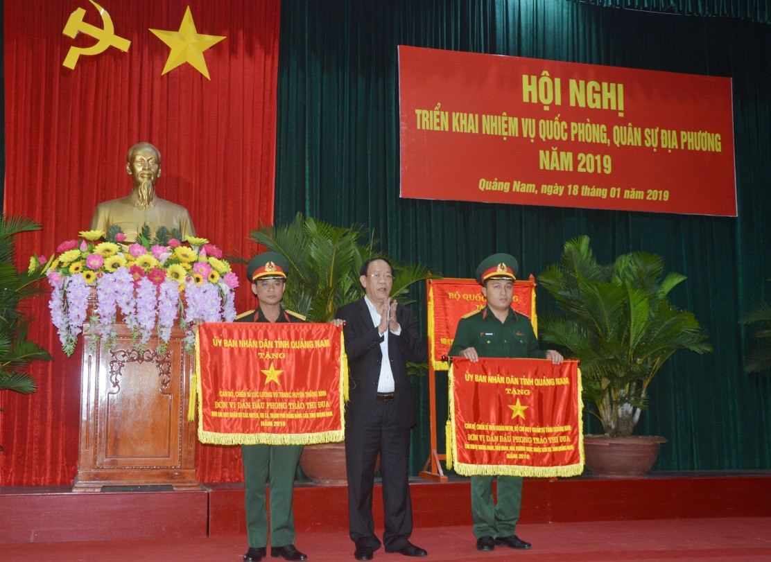 Chủ tịch UBND tỉnh Đinh Văn Thu tặng Cờ đơn vị dẫn đầu phong trào thi đua Quyết thắng năm 2018 cho 02 tập thể.