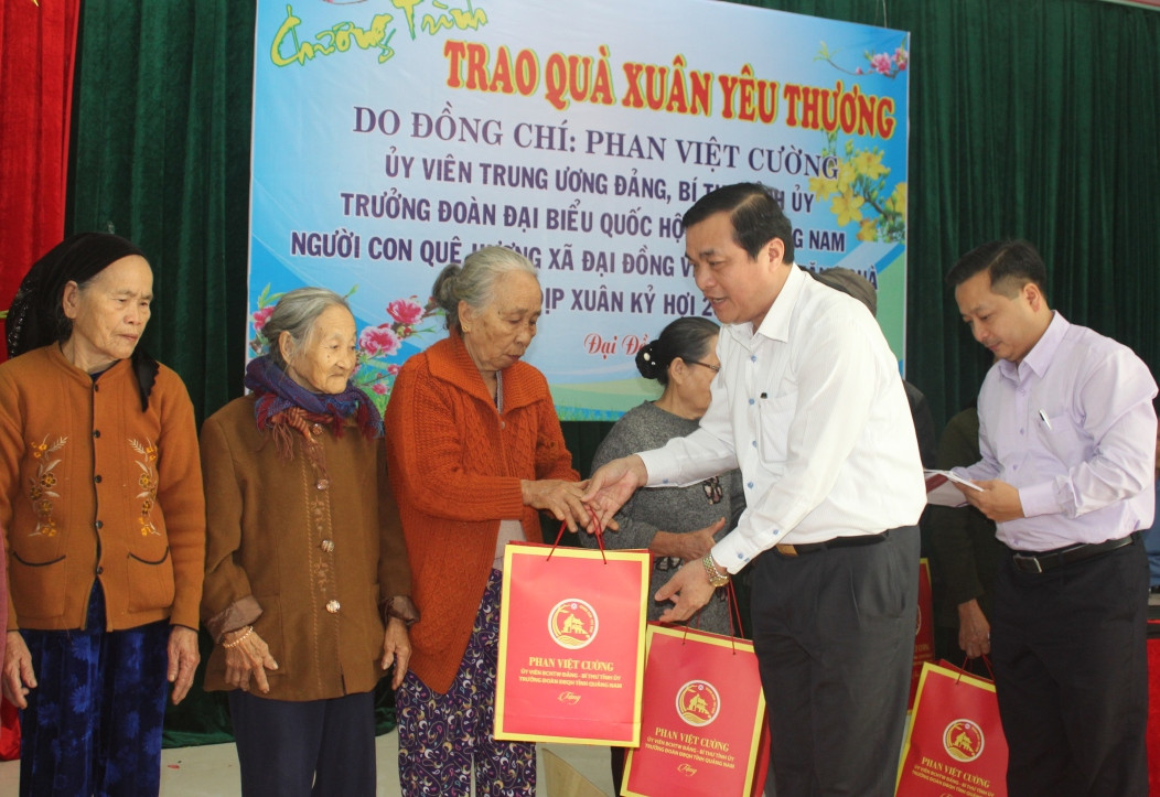 Bí thư Tỉnh ủy Phan Việt Cường trao quà người dân xã Đại Đồng. Ảnh: NHẬT DUY