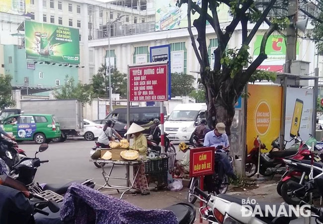 Tình trạng buôn bán hàng rong diễn ra ngay dưới biển cấm tại khu vực chợ Cồn (quận Hải Châu).