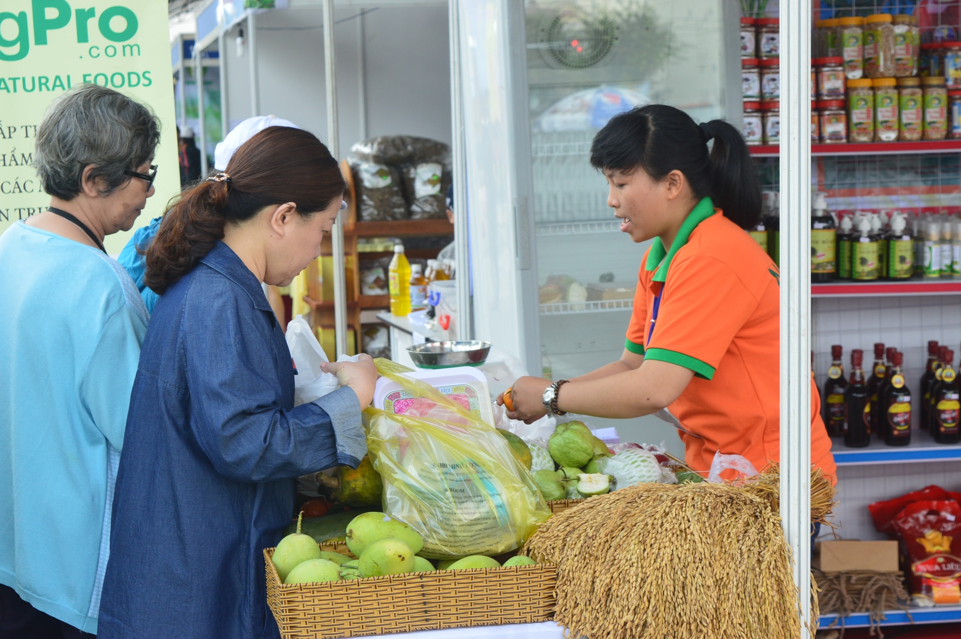 Người tiêu dùng ưa chuộng các sản phẩm sạch, có nguồn gốc xuất xứ rõ ràng. Ảnh: Q.T