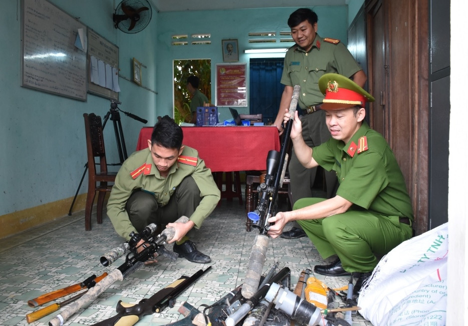 Công an Tiên Phước thu giữ nhiều súng tự chế mua bán qua mạng internet