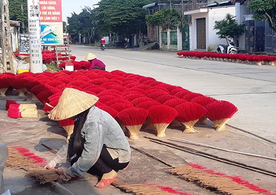 Con đường rực sắc hương ở Bàn Tân, Đại Đồng. Ảnh: HOÀNG LIÊN