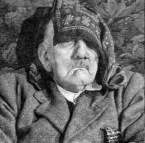 Xoay quanh cái chết của Hitler, một số thuyết âm mưu cho rằng kẻ độc tài này không tự tử mà thay vào đó đã chạy trốn. Bức ảnh này được cho là  trùm phát xít Hitler trong những giây phút cuối đời.