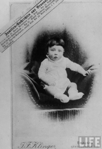 Giấy khai sinh của Hitler.