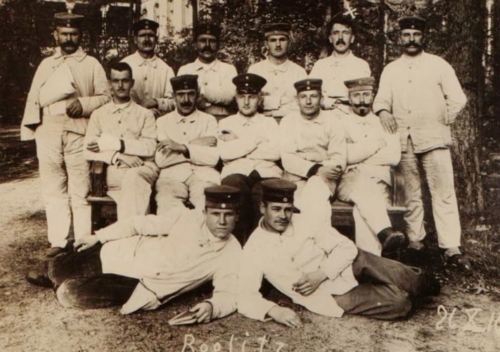 Một bức ảnh hiếm hoi của Hitler tại một viện quân y năm 1918 (đứng thứ 2 từ phải sang, hàng cuối cùng).