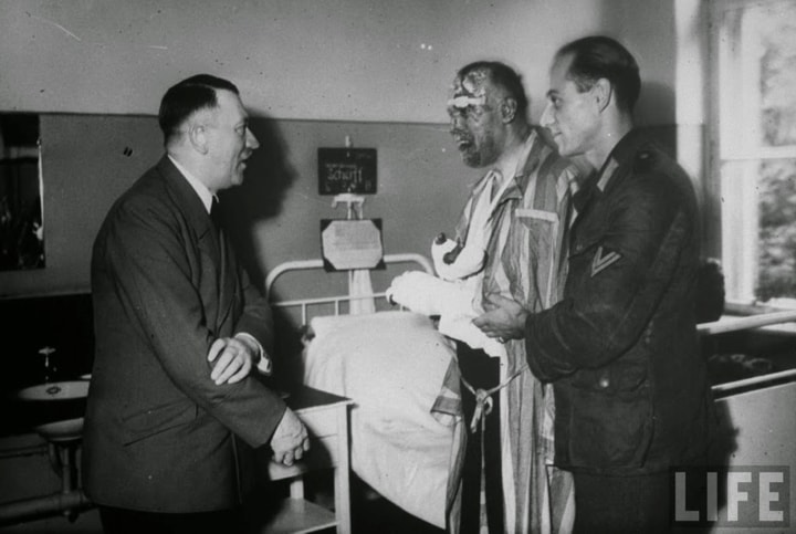 Hitler đến thăm một trong những sĩ quan bị thương ngày 20/7/1944, sau sự việc nhà độc tài này bị ám sát hụt.