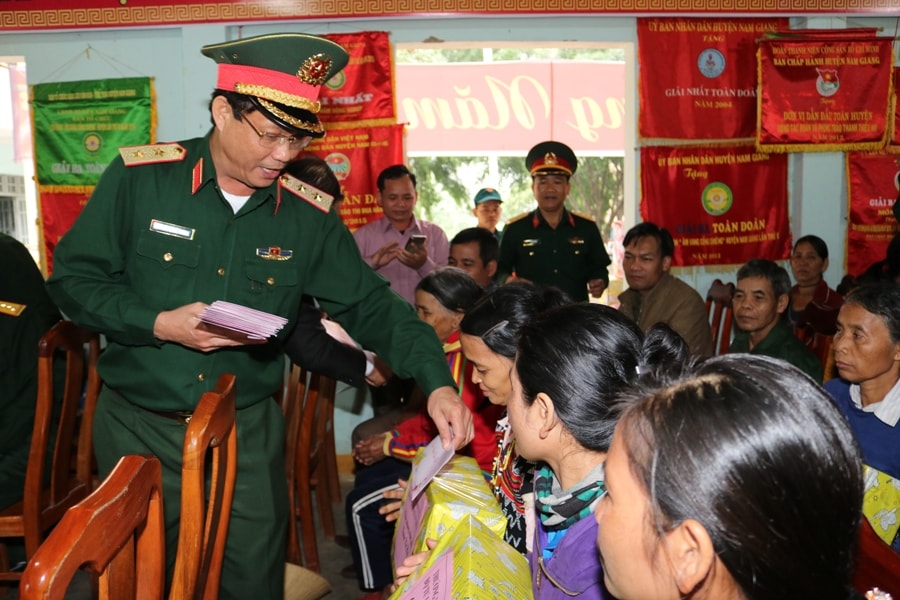 Trung tướng Trần Quang Phương tặng quà tết người dân vùng biên La Dêê