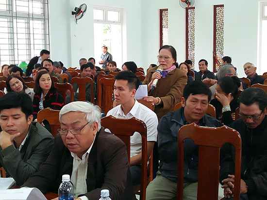 Cử tri huyện Duy Xuyên phát biểu kiến nghị tại buổi tiếp xúc.