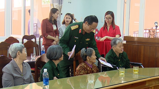 Trung tướng Trần Quang Phương, Chính ủy Quân khu tặng quà cho các thương binh, bệnh binh, Mẹ VNAH tại Trung tâm.