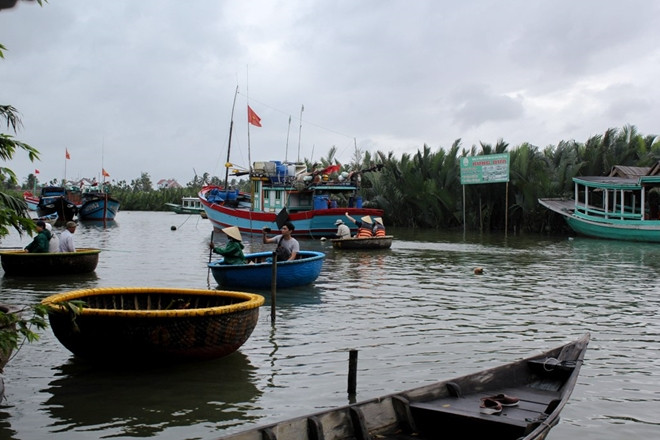 Visiting the nipa forest by coracles.