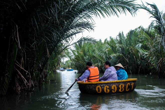 Each coracle takes 2-3 visitors to the forest. 