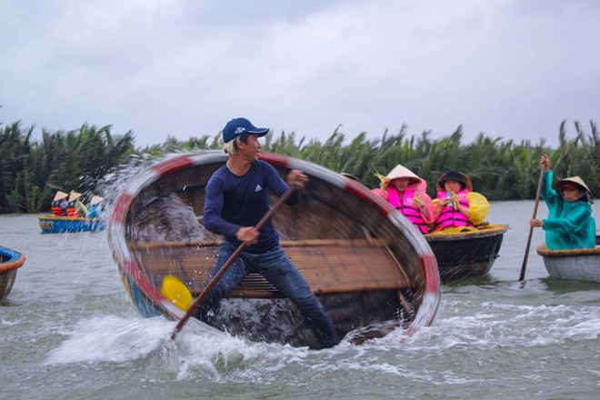 A coracle circus perfomance in the Bay Mau nipa forest.