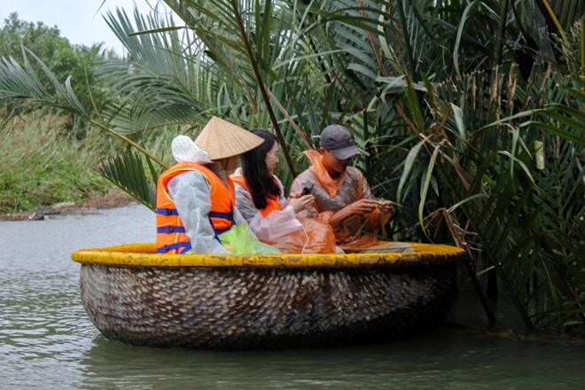 A local is making rings of nipa leaf.