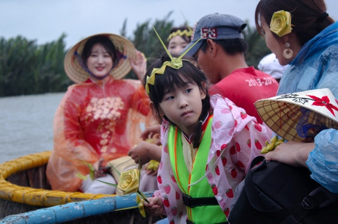 Foreign visitors are eager for coracles and the souvenirs.