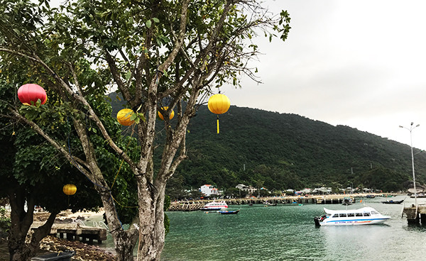 Những ciếc đèn lồng nhiều màu được treo lên, trang trí cho ngày tết ở gần cầu cảng. Ảnh: MINH HẢI