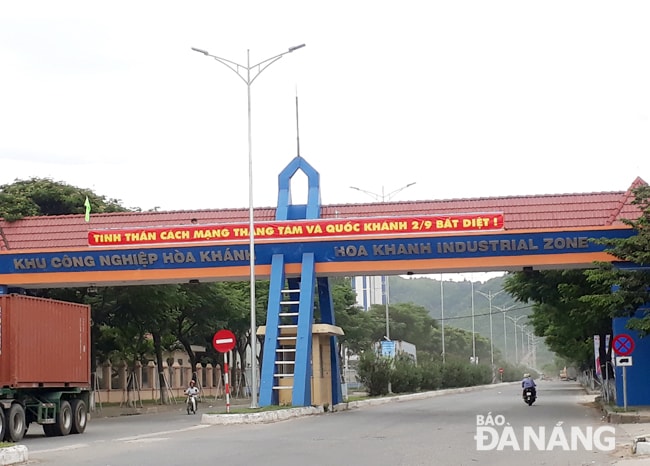 Cổng vào Khu Công nghiệp Hòa Khánh.         