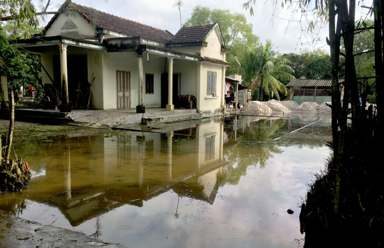 Nhà ông Nguyễn Ngọc Tấn luôn bị ngập úng mỗi khi có mưa lớn. Ảnh: PHAN VINH