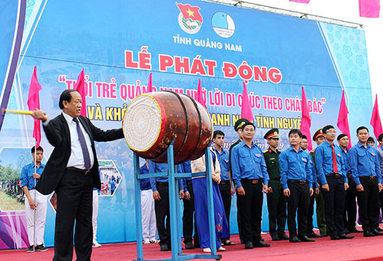 Chủ tịch UBND tỉnh Đinh Văn Thu đánh trống lệnh xuất quân “Năm thanh niên tình nguyện”. Ảnh: V.A