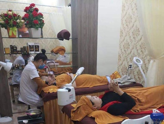 Những ngày gần tết, nhu cầu làm đẹp tăng cao.  Trong ảnh: Làm đẹp tại spa Beu. Ảnh: P.N