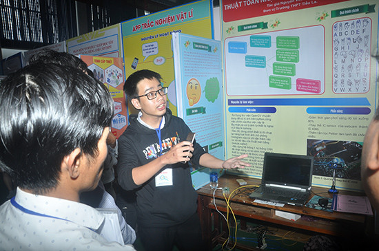 Nguyễn Vĩnh Huy (Trường THPT Tiểu La) trình bày “Thuật toán nhận dạng ngôn ngữ ký hiệu” - dự án đoạt giải Nhất. Ảnh: X.P