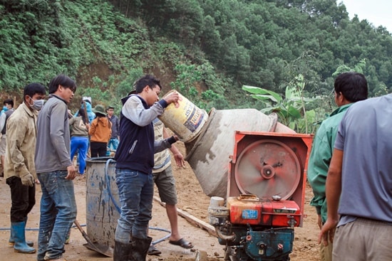 Giúp đồng bào làm đường giao thông