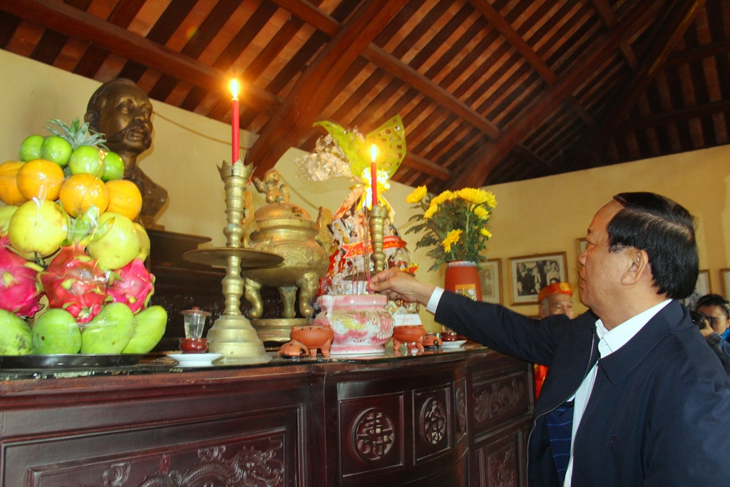 Chủ tịch UBND tỉnh Đinh Văn Thu thành kính viếng hương cụ Phan Châu Trinh tại Nhà lưu niệm. Ảnh: A.N