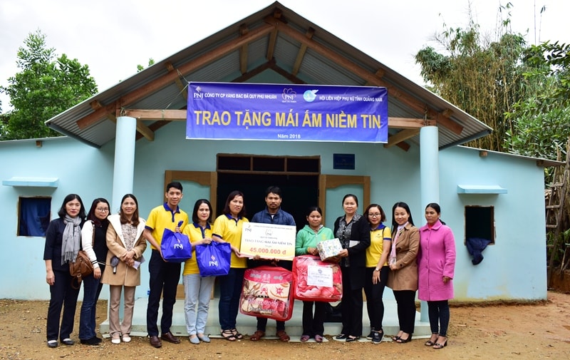 Đại diện Qũy từ thiện PNJ tặng quà bàn giao nhà mới cho các hộ phụ nữ đồng bào thiểu số. Ảnh: A.Đ