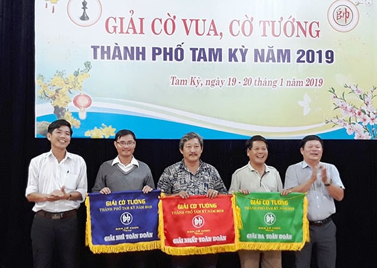 Trao giải toàn đoàn cho các đội.Ảnh: V.L