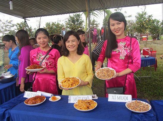 Mứt quật được làm khá kỳ công. Tại Hội An ở Ngày hội quật cảnh còn có các gian cho các chị trổ tài làm mứt quật. Ảnh: L.Q